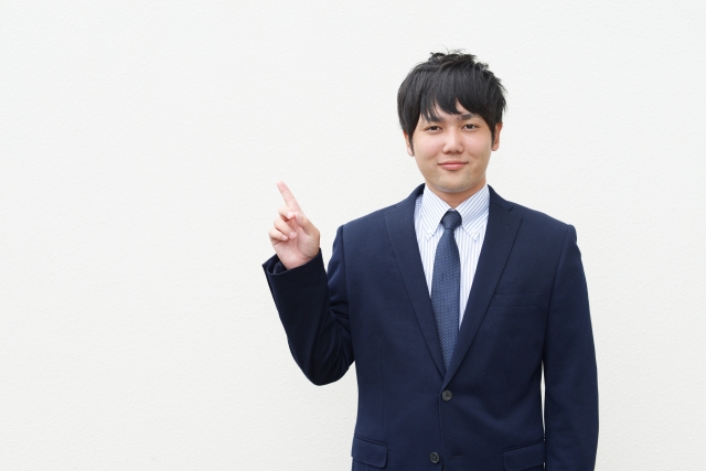 指をさすビジネスマン