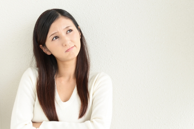 腕を組む女性